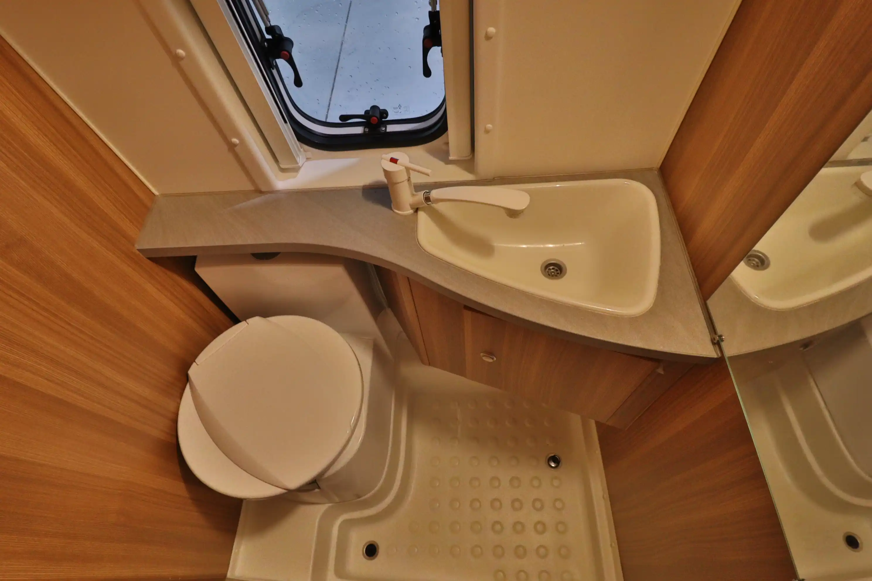 WEINSBERG Cara Bus 600 MQ Edition Fire